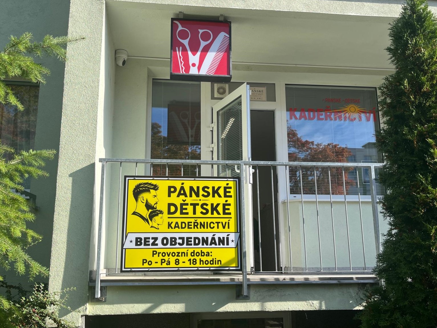 Pohled zvenku na kadeřnictví